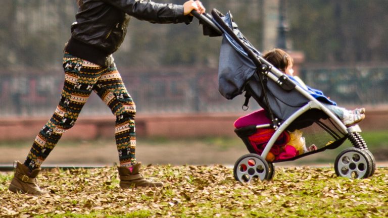 Salió a pasear a su guagua, fue golpeada por una grúa y murió: Revelan nuevos detalles de tragedia en Reino Unido