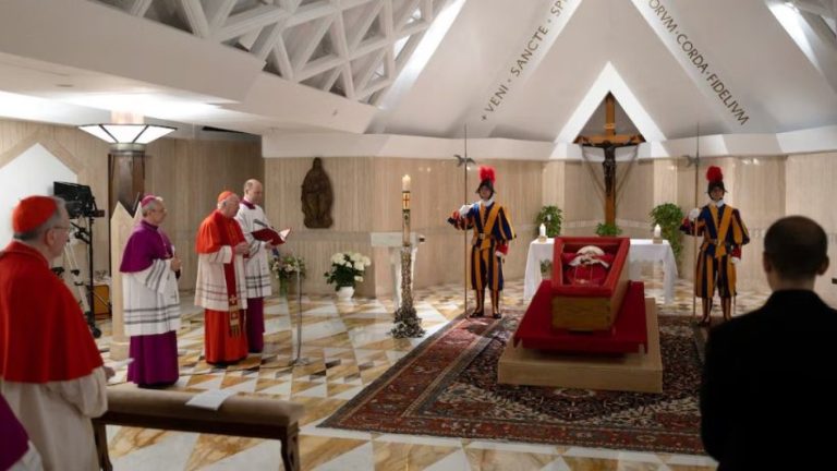 Vaticano compartió primeras fotos del féretro del Papa Francisco y reveló fecha del funeral