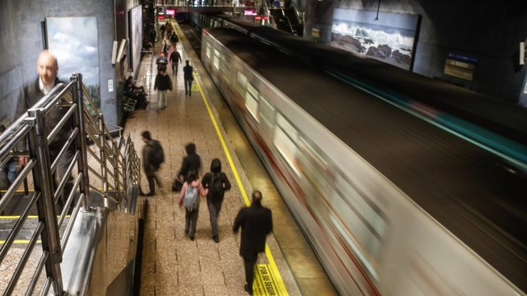 Feriado irrenunciable: Metro de Santiago informa horario para este jueves 1 de mayo
