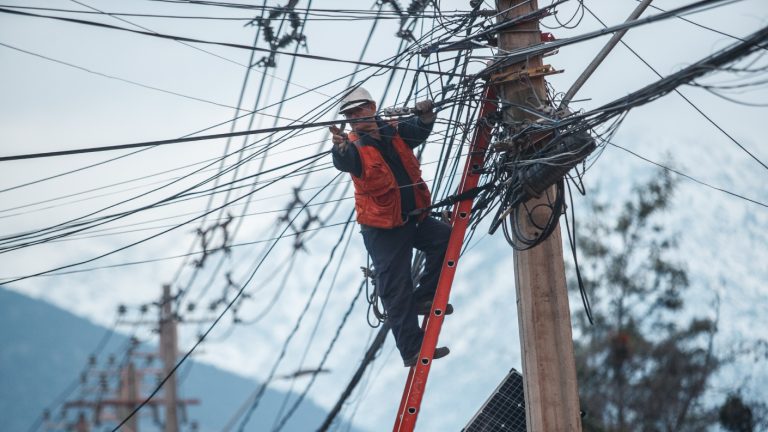 Enel informa cortes de luz para los días 12 y 13 de abril: Comunas afectadas y horarios