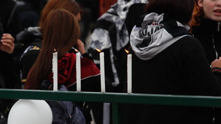 FOTO | Barra de club europeo levanta lienzo en homenaje a hinchas de Colo Colo fallecidos