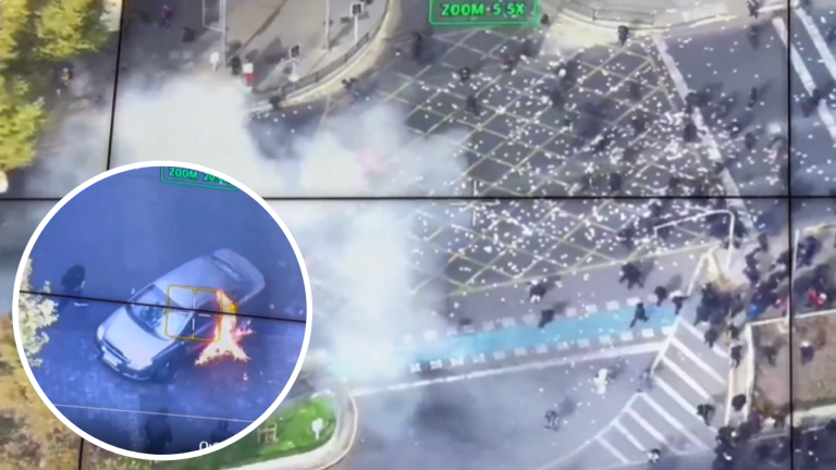 VIDEO | Registran momento en que encapuchados incendian vehículo en la Alameda