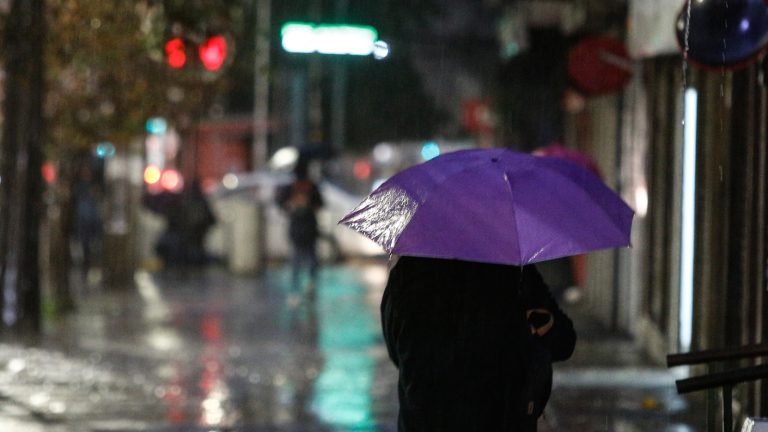 Regresa la lluvia: Alerta por frente climático de la próxima semana en región Metropolitana