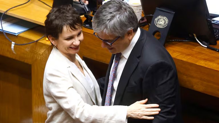 ¿Estrategia o trasparencia? Romance de Carolina Tohá y Mario Marcel generan reacciones en el mundo político