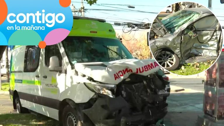 Habría cruzado en rojo y sin baliza: Ambulancia chocó auto con adultos mayores y un niño de 5 años