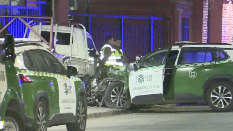 Persecución policial terminó en choque con dos carabineros heridos