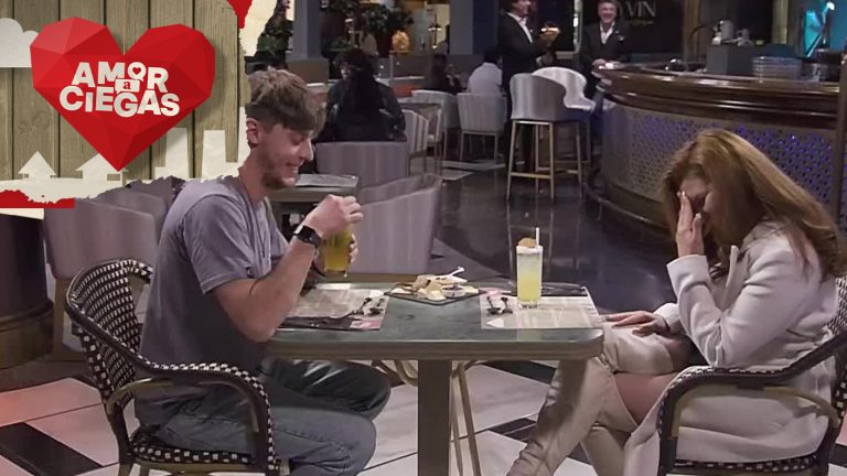 ¿Pareja o rivales? La pasión por el fútbol estuvo a punto de dividir a la agente de viajes y su cita