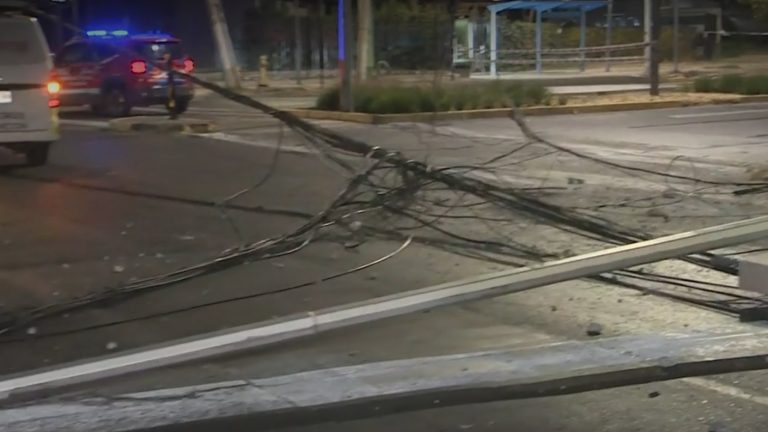 Camión sin placa patente botó postes, semáforos y hasta cámara de seguridad en Las Condes