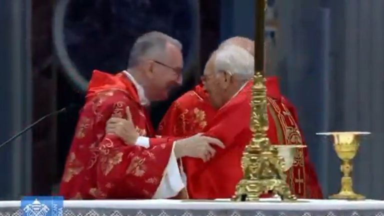 Máximo favorito a convertirse en papa recibió curioso saludo que desató ola de especulaciones previo del cónclave