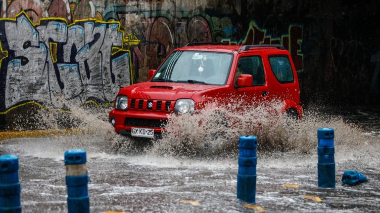 Caos por lluvias en Santiago: Reportan calles inundadas, cortes de energía y semáforos apagados