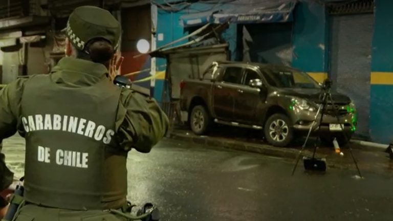 Hombre fue detenido tras atropellar a dos carabineros en Santiago Centro