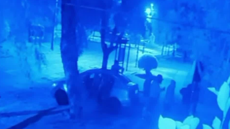 Mujer evitó turbazo bloqueando la puerta de su casa con sillón en Conchalí