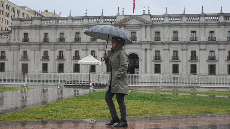 A sacar el paraguas: Eduardo Sáez confirma lluvia para el fin de semana en la región Metropolitana