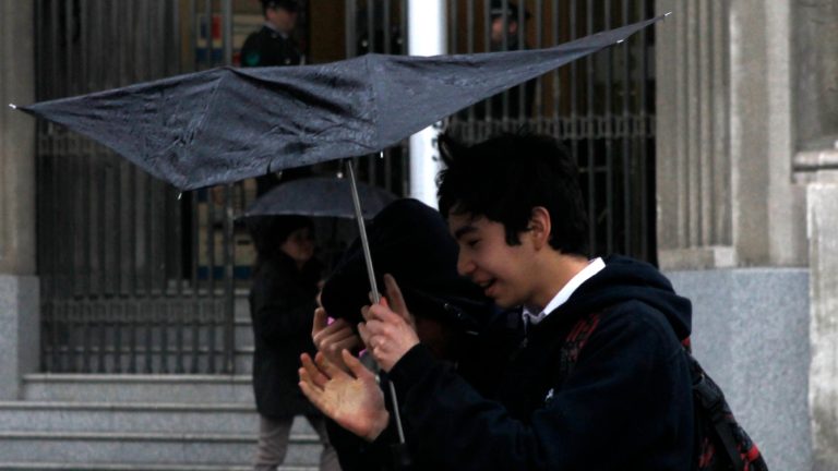 Lluvias y viento en la región Metropolitana: CGE activa plan especial ante llegada de sistema frontal