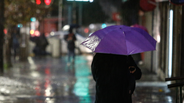 Alerta temprana por nuevo sistema frontal: 10 comunas de región Metropolitana serán afectadas