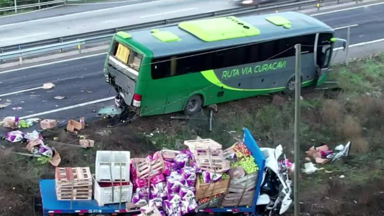 Choque de camión y bus dejó un herido de gravedad y provocó corte total en la Ruta 68