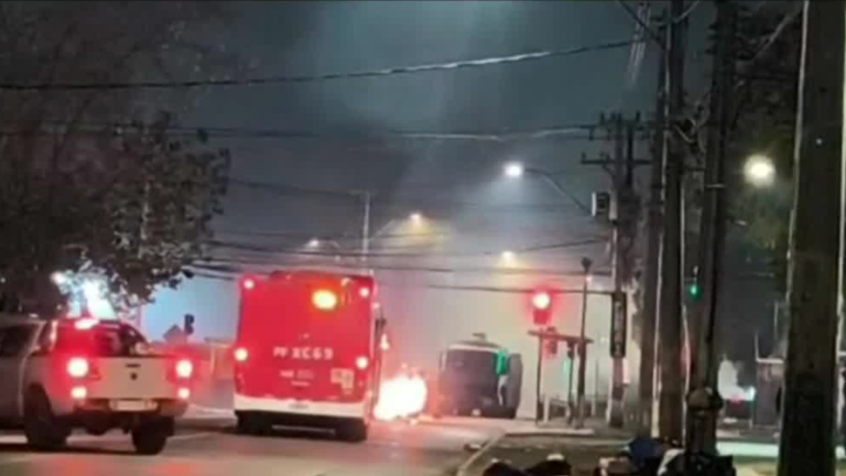 Bus de RED fue completamente quemado en Cerro Navia: Detenido es menor de edad