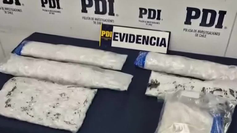 Adulto mayor británico fue detenido ingresando más de 5 kilos de metanfetamina a Chile