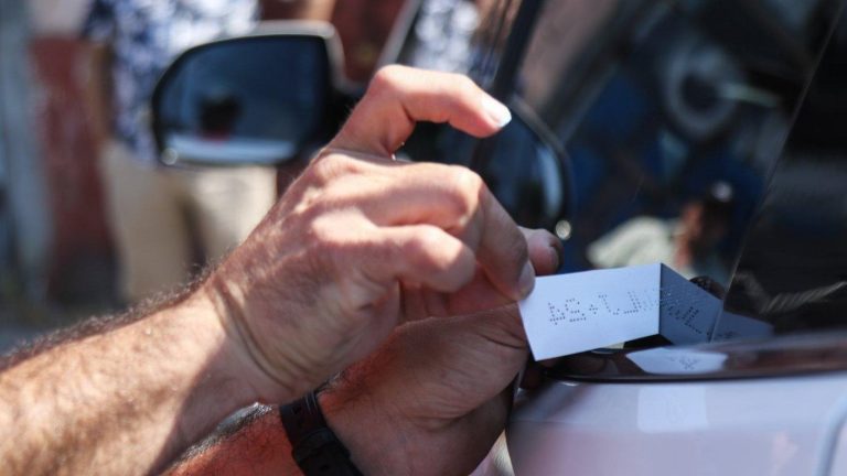 ¡Últimos días! Qué características debe tener el grabado de patentes en vehículos para cumplir con la ley