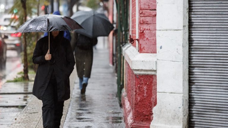 Se viene la lluvia: Eduardo Sáez adelantó cuántos milímetros caerán a partir del miércoles en la RM