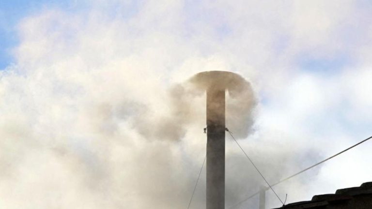 VIDEO| Así fue el histórico momento en que la fumata de la Capilla Sixtina emanó el humo blanco