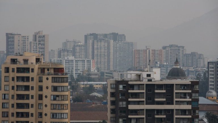 Decretan Alerta Ambiental para este sábado en la RM: Esto es lo que NO puedes hacer