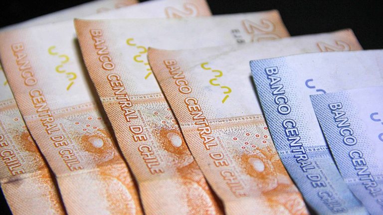 Sueldo mínimo subiría más de $530 mil: Este es el nuevo monto aprobado en etapa clave del Congreso