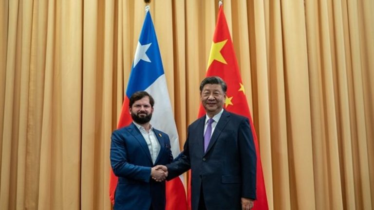 Gabriel Boric concreta reunión bilateral con Presidente de China y critica las guerras comerciales