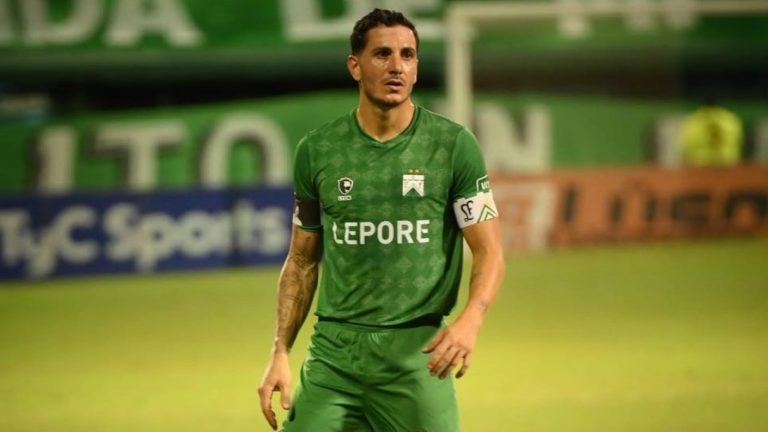 Jugó en Chile, lo echaron de su club y ahora estalló por rumores de romance con esposa de DT