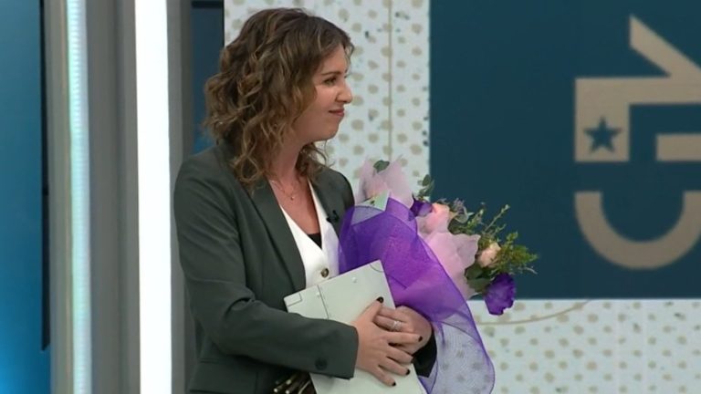 Entre aplausos y con flores: Así fue la emotiva despedida de Javiera Naranjo de Chilevisión