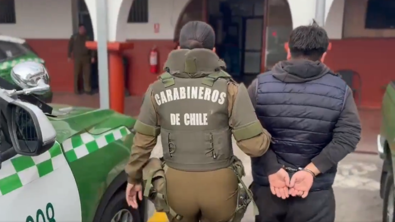 Hombre se escondió en baño de gimnasio para grabar a mujeres en La Serena