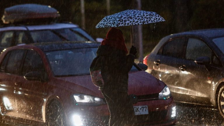 Anticipan fuertes lluvias y viento: A esta hora comenzarán las precipitaciones este domingo en la RM