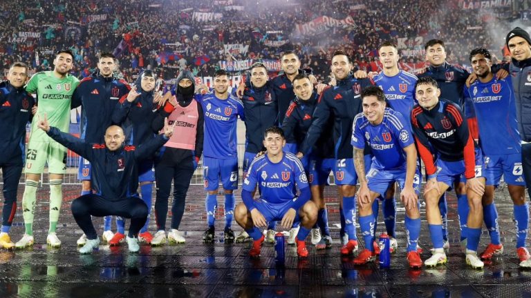 No olvida su pasado: Ex jugador de la U fue captado en la barra en duelo ante Huachipato