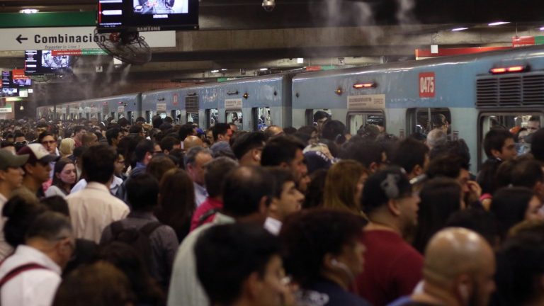 Metro de Santiago informa retraso en frecuencia de trenes de la Línea 1