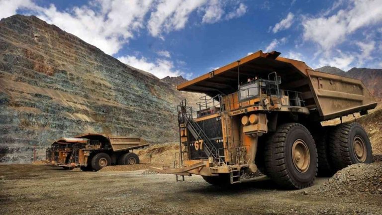 Codelco despide a 21 trabajadores que viajaron al extranjero estando con licencia médica