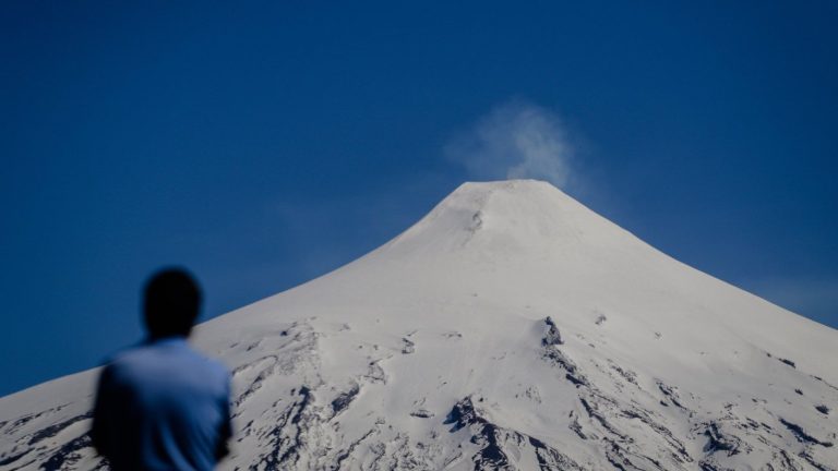 Turista muere en medio de ascenso al volcán Villarrica: Rodó más de 400 metros