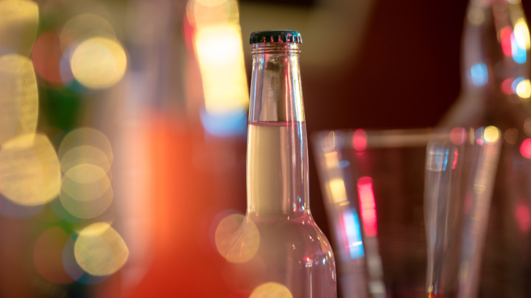 Riesgo de ingerir vidrio: Sernac emitió alerta por popular bebida alcohólica