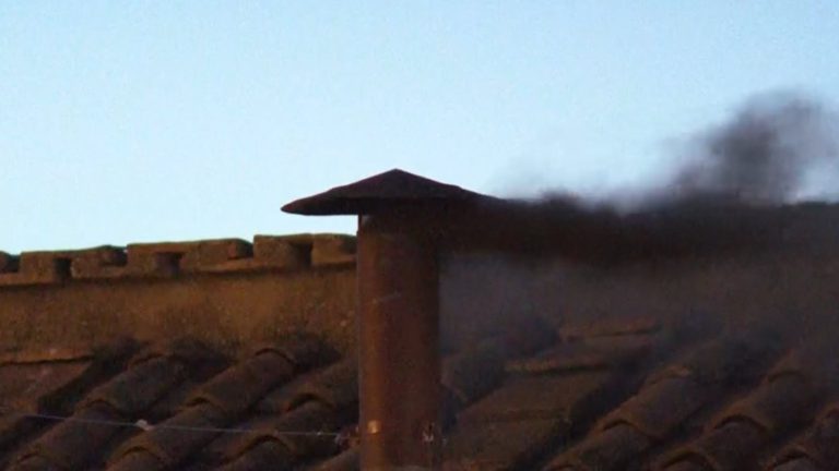 ¿Qué significa y por qué sale humo negro del cónclave que elige al nuevo papa?