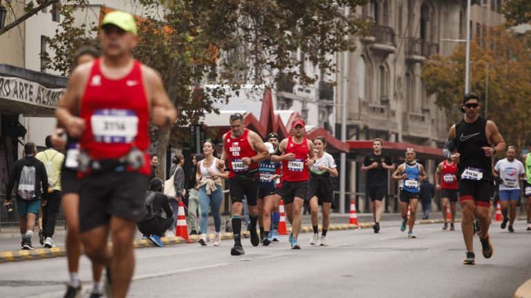 Cortes de tránsito por Maratón de Santiago 2025: Revisa el horario de los desvíos este fin de semana