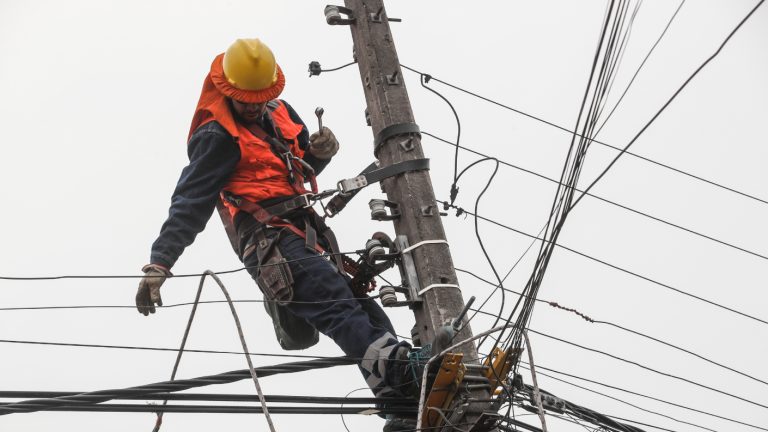 Tres comunas afectadas: Enel anuncia cortes de luz para este domingo 1 de junio