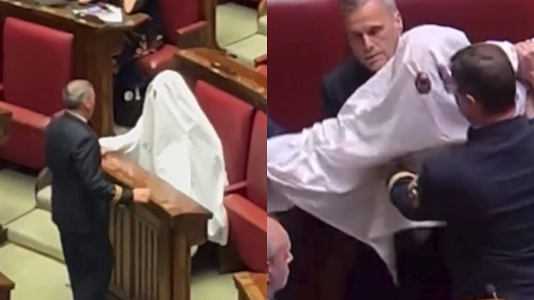 Fue expulsado con guardias: Diputado italiano irrumpe en sesión del parlamento disfrazado de fantasma