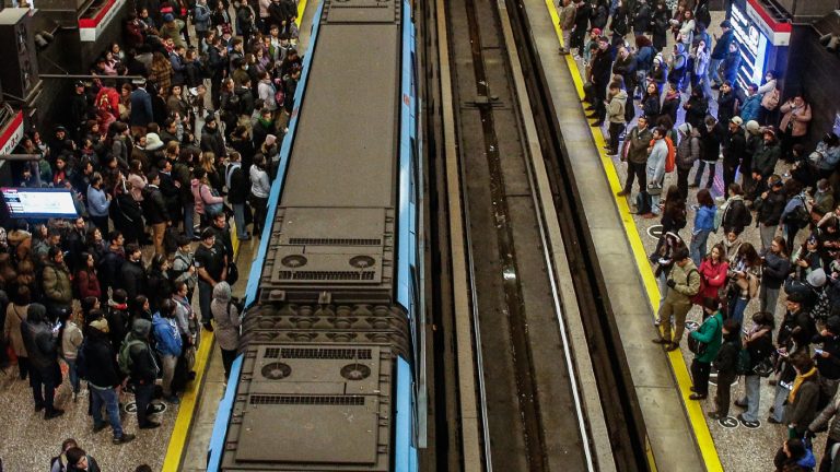 Metro de Santiago informa regreso del servicio en Línea 5: Neptuno y San Pablo siguen cerradas