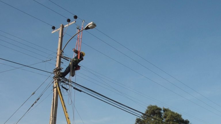 Enel confirma cortes de luz para este viernes 16 de mayo en cinco comunas de la región Metropolitana