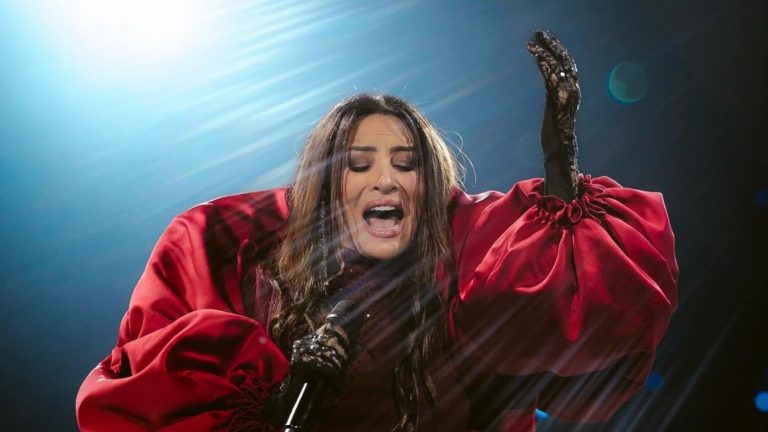 VIDEO | Myriam Hernández y Álvaro Henríquez sorprenden con beso en pleno concierto