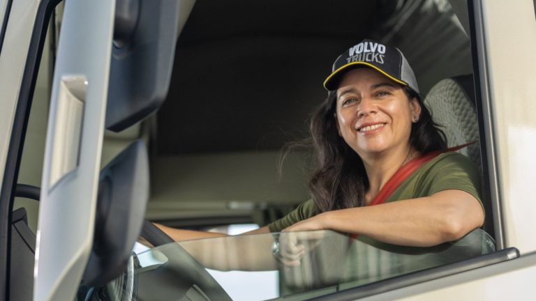 Volvo ofrece empleos y capacitaciones para mujeres en transporte: Últimos días para postular