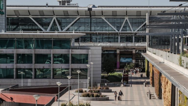 Pasajero fue detenido tras dar falso aviso de bomba en el Aeropuerto de Santiago