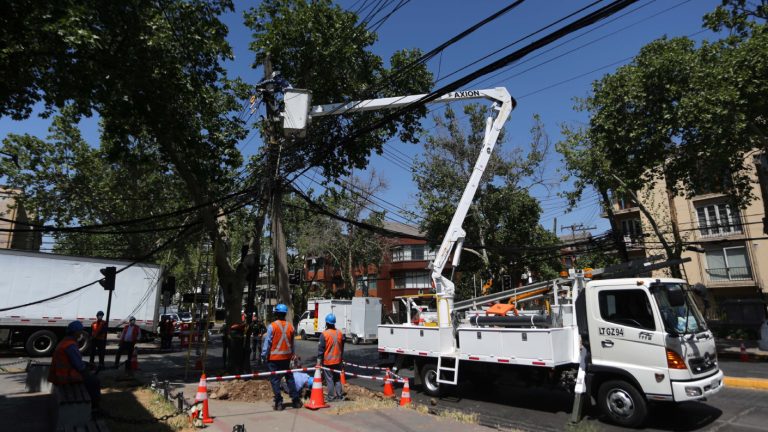 Enel confirma cortes de luz para este lunes 12 en siete comunas de la región Metropolitana
