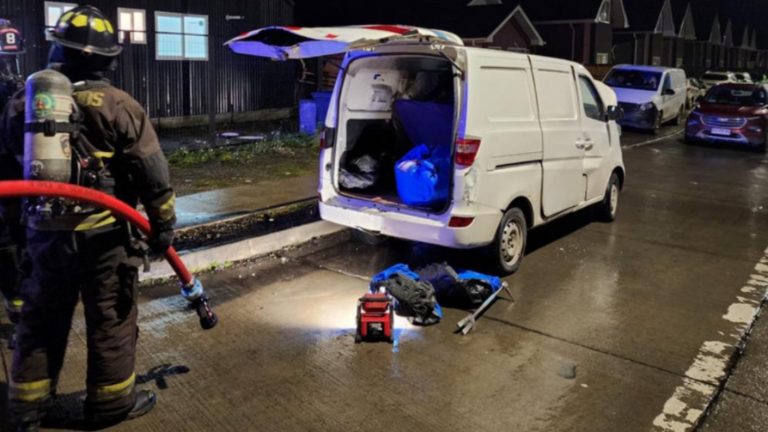 Víctima se encuentra en riesgo vital: Hombre prendió un cigarrillo y su auto explotó en Punta Arenas