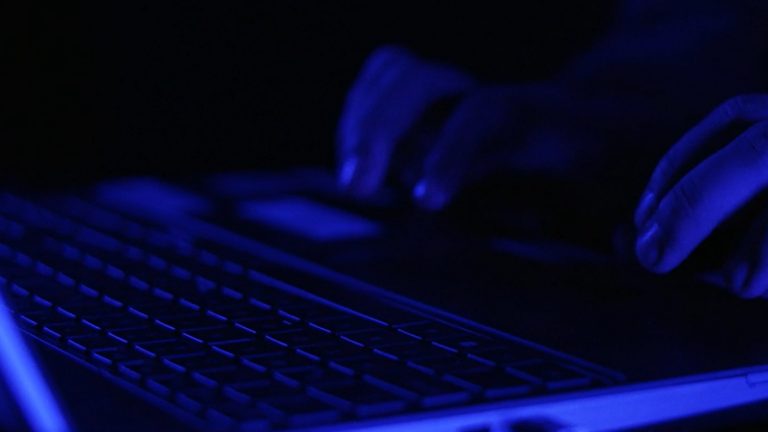 Es un famoso hacker chileno: Empresario denunció amenazas por encargado de ciberseguridad