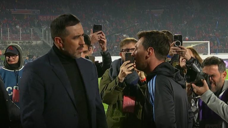 Así fue el amistoso reencuentro entre Claudio Bravo y Lionel Messi en el Estadio Nacional